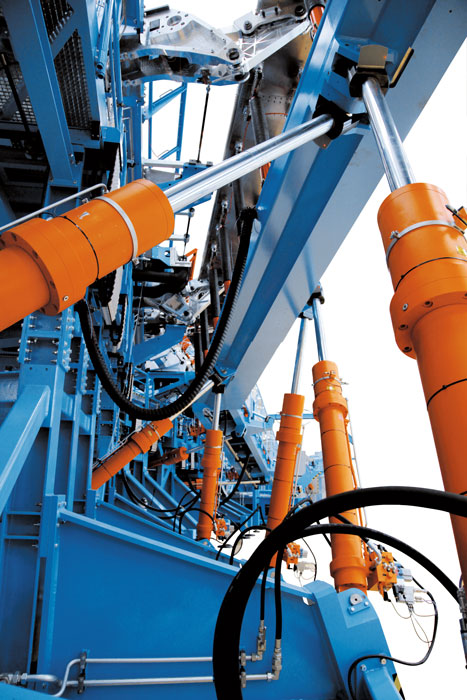 飞机试验台中的橙色液压缸