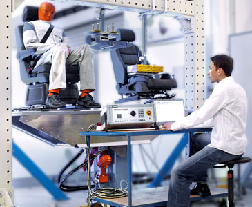 带有假人的座椅试验台照片