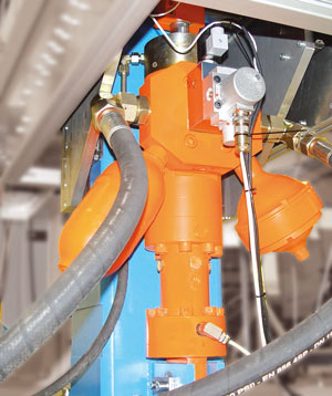 带有气囊式和隔膜式蓄能器的测试缸照片