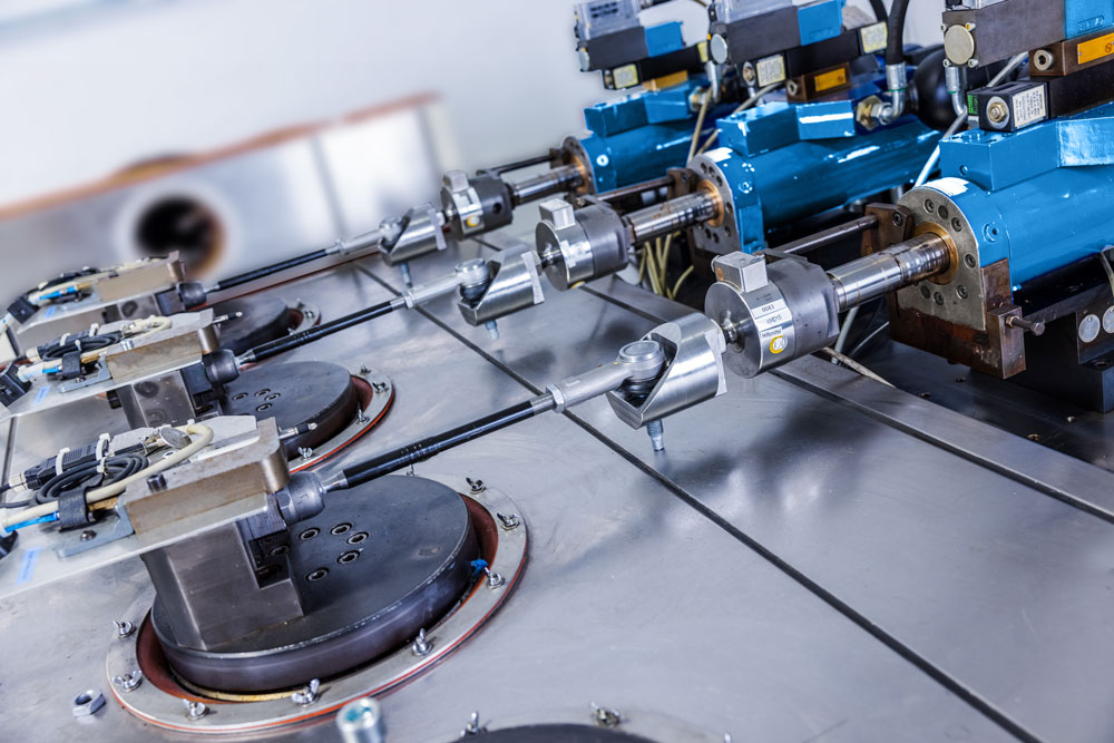 试验台照片：使用工作压力高达 320 巴的液压缸